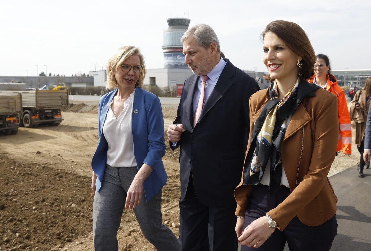 Dicke Luft: Klimaschutzministerin Gewessler (l.) und Europaministerin Edtstadler mit EU-Kommissar Johannes Hahn. APA