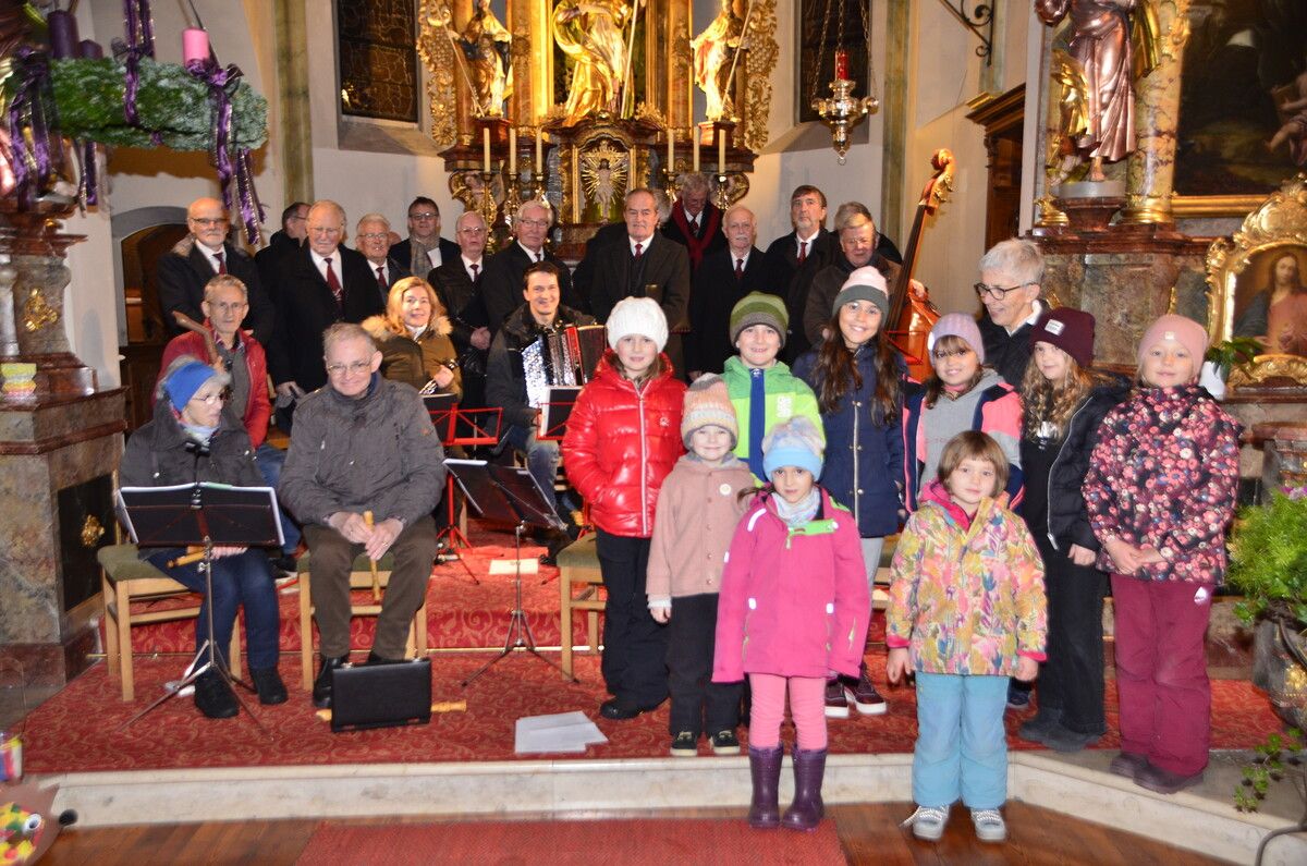 Die Adventstunde in der Pfarrkirche Braz wurde von vielen Sängern und Musikern gestaltet.dob