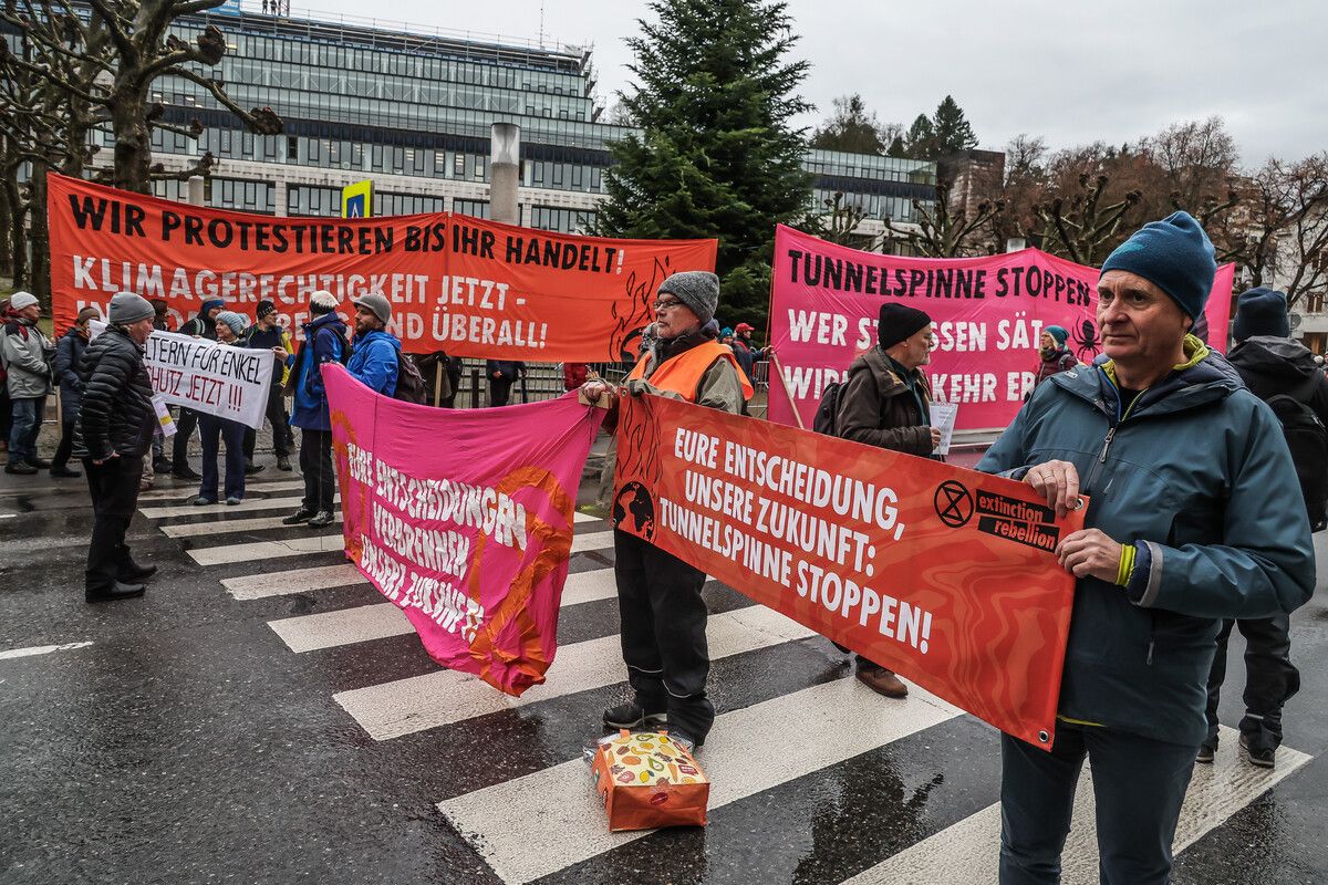 Die Aktivisten hatten den Protest angekündigt. Entsprechend vorbereitet waren Landhausmitarbeiter und Polizei. VN/Steurer
