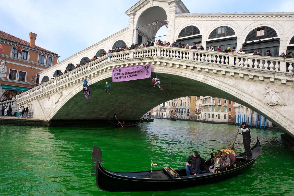 Die Aktivisten kippten nach eigenen Angaben Fluoreszin in das Wasser. Reuters