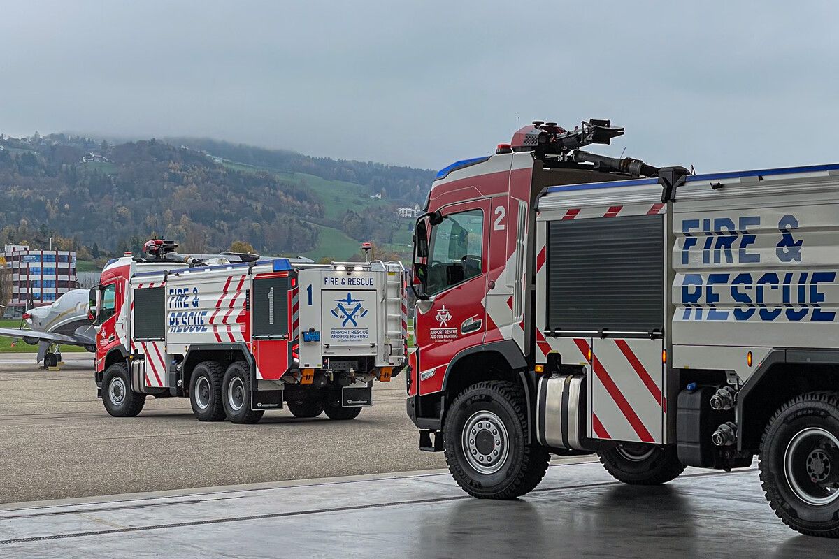 Die beiden Fahrzeuge auf Volvo-Basis ersetzen zwei Feuerwehrautos aus den Jahren 2003 und 2008. People‘s Airport St. Gallen-Altenrhein