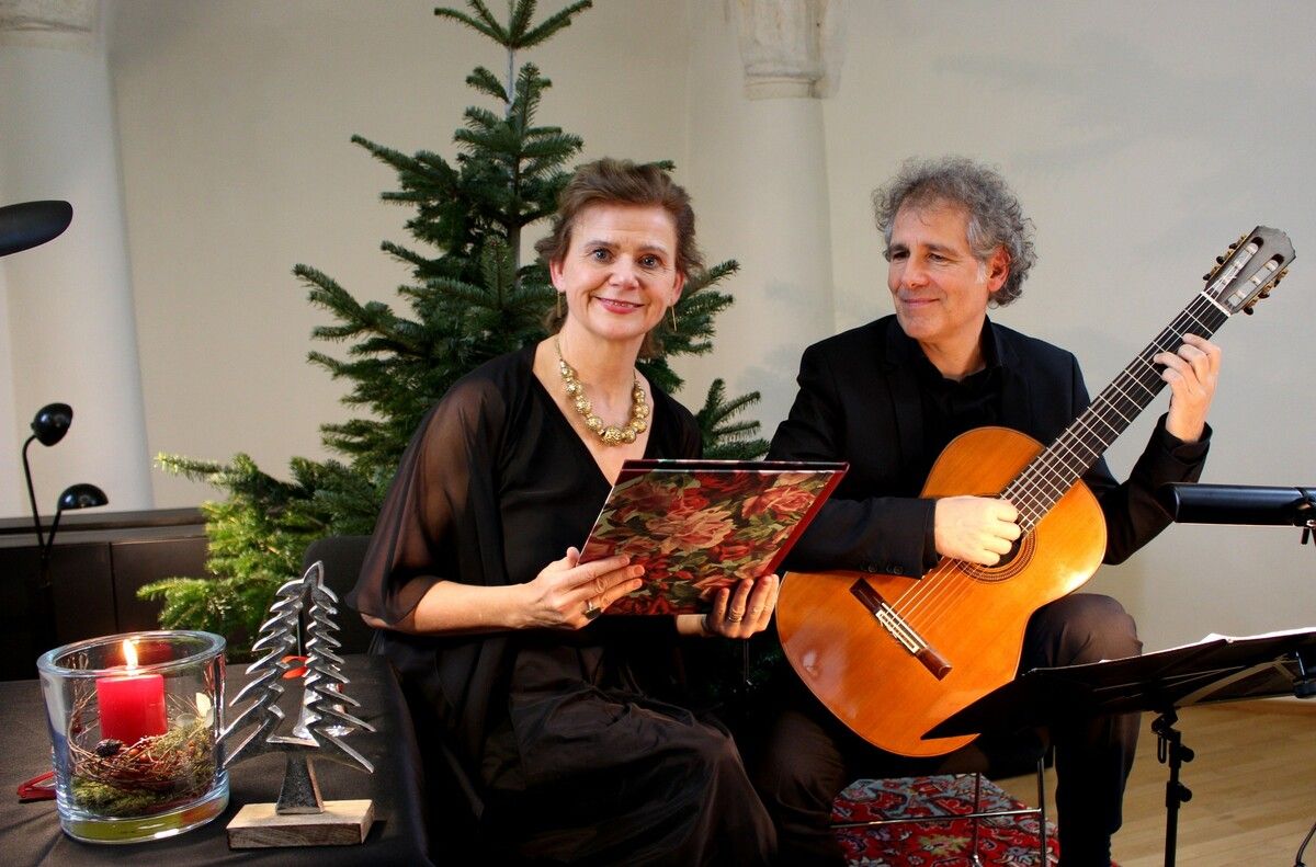 Die beiden Künstler Renate Bauer und Alexander Swete stimmen mit besinnlichen Geschichten sowie berührenden Melodien auf das bevorstehende Weihnachtsfest ein.