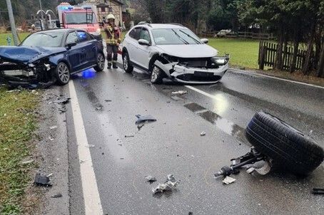 Die beteiligten Fahrzeuge wurden erheblich beschädigt. Fw Lorüns