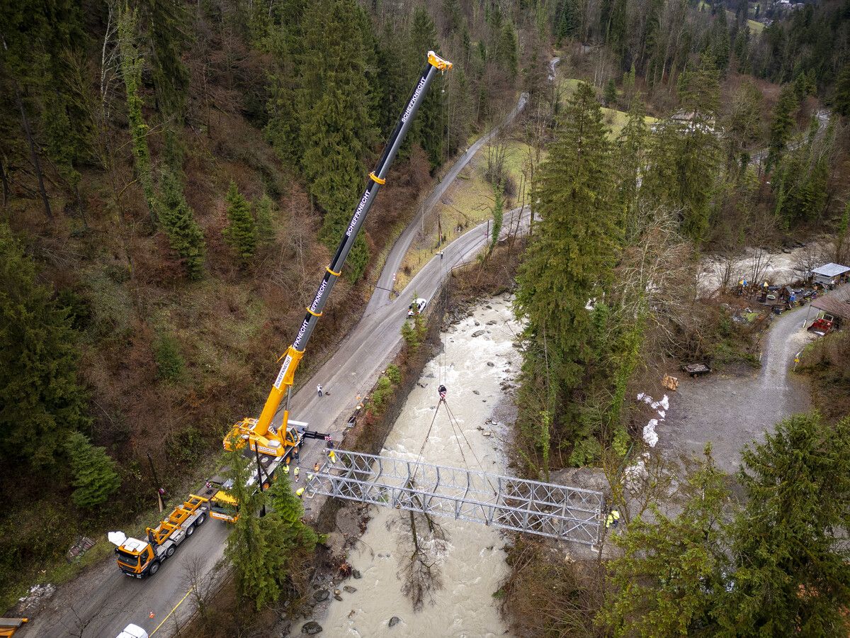 Die Brücke wurde am Donnerstagmorgen in Position gehoben, am Freitag wird sie freigegeben. VN/Paulitsch
