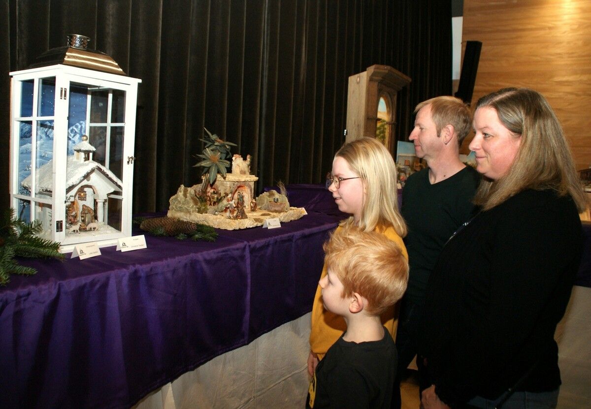 Die Bucher Krippenausstellung sorgte auch heuer bei den Familien für neugierige Blicke. MST (2)