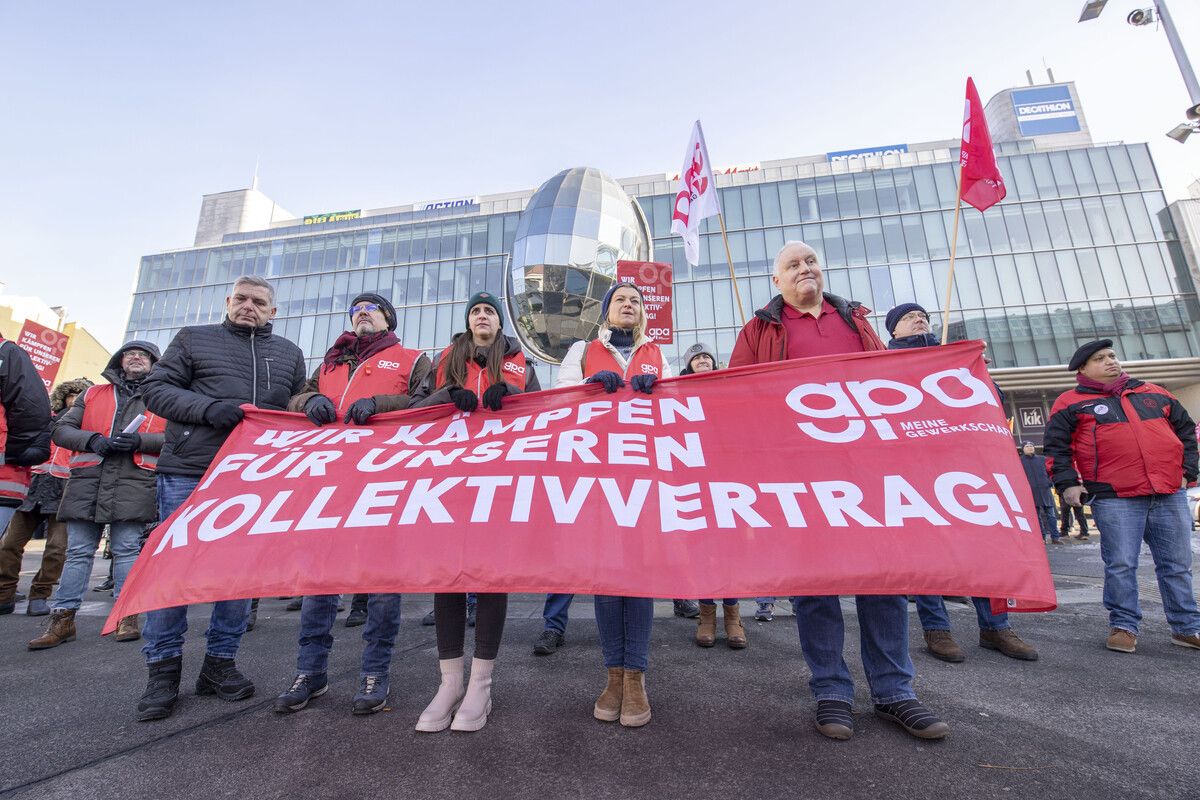 Die Bundesvorsitzende der GPA Barbara Teiber (2.v.r.) und Karl Dürtscher (1.v.r) bei einer Kundgebung nach dem Abbruch der KV-Verhandlungen im Handel am Reumannplatz in Wien. APA