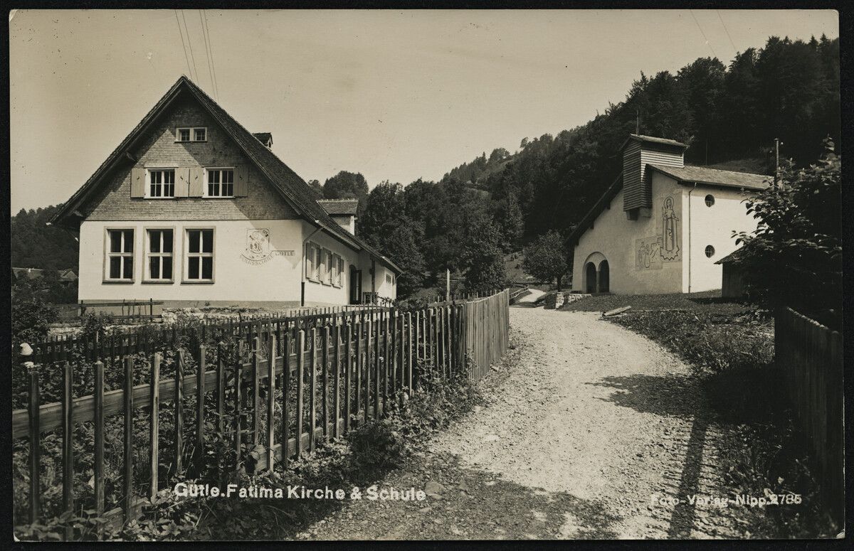 Die Fatima Kirche gegenüber der Schule vor 1954.