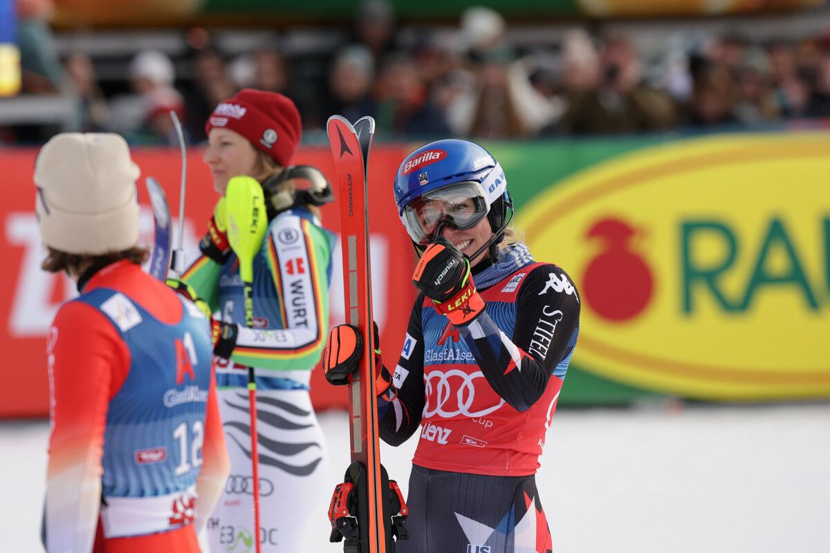 Die Faust geballt, ein Lächeln auf den Lippen: Der 28-jährigen Mikaela Shiffrin fehlen noch sieben Weltcupsiege auf die Hundert. Auch in Lienz fuhr sie in einer eigenen Klasse.APA