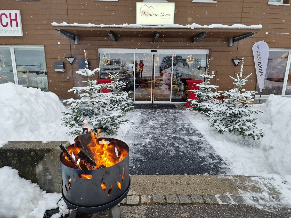 Die Feuerschale sorgt für ein gemütliches Ambiente.