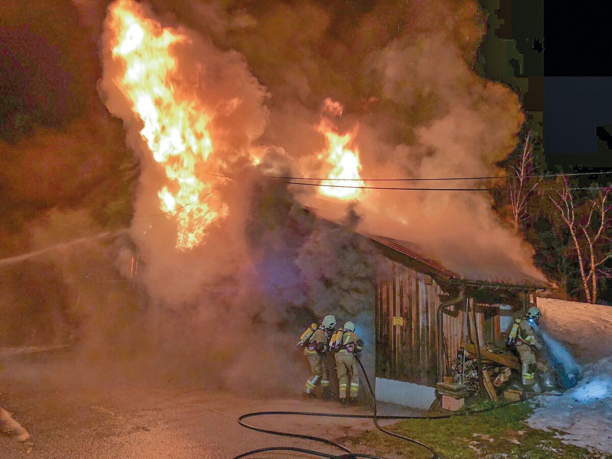 Die Feuerwehr war mit 35 Mann und vier Fahrzeugen im Einsatz. Feuerwehr