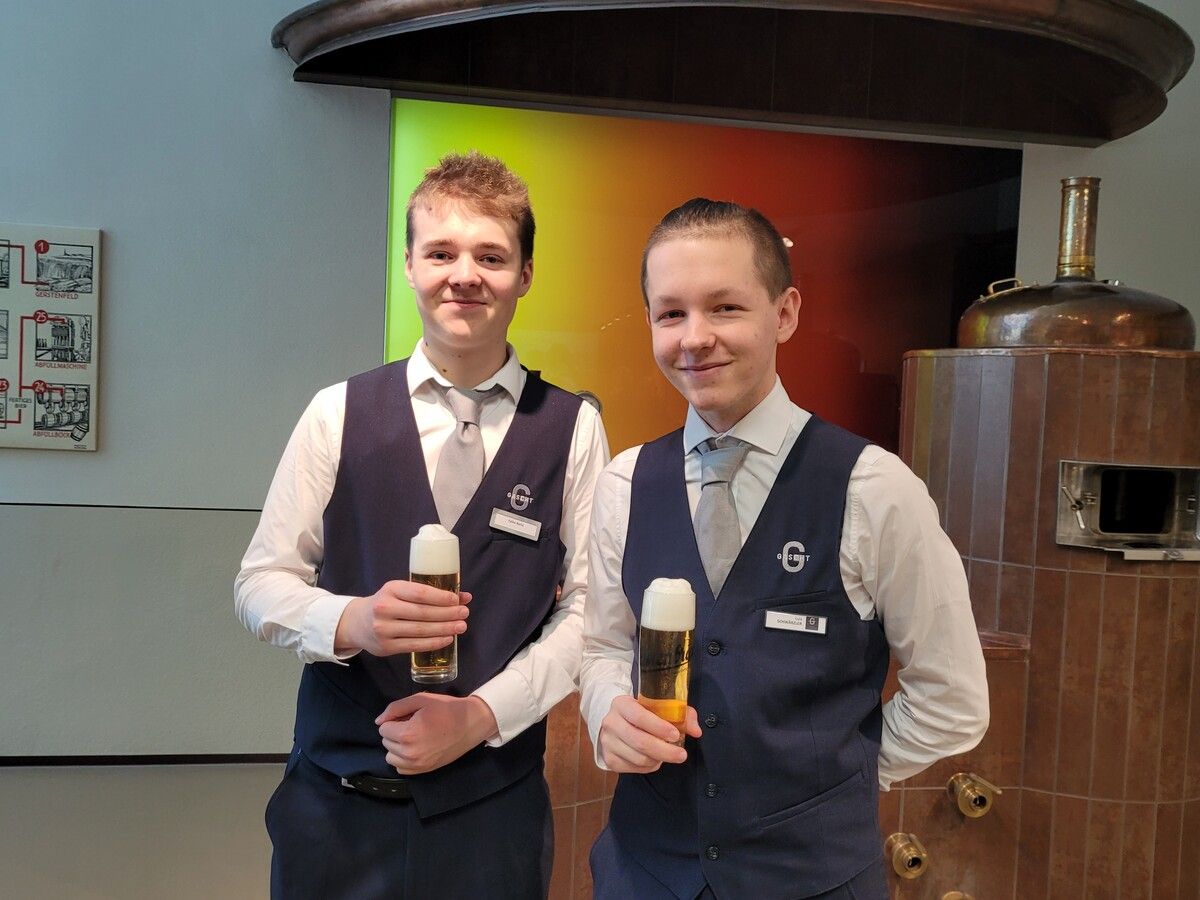Die Gascht-Schüler Fabio Barta (l.) und Luis Schwärzler wissen, wie Bier richtig gezapft und dem Gast präsentiert wird. VN/Gunz