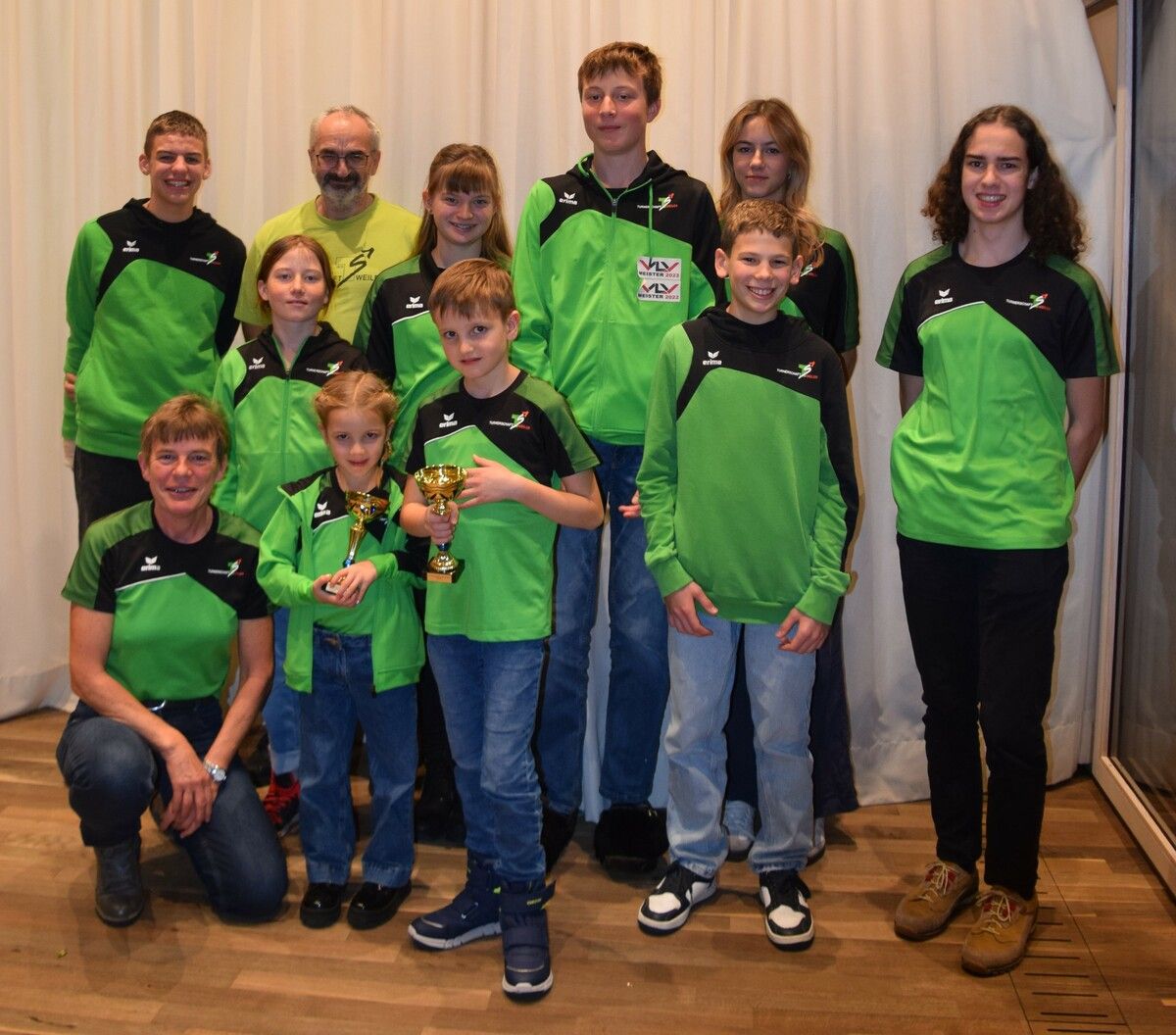 Die geehrten Kids mit den Trainern.TS Weiler