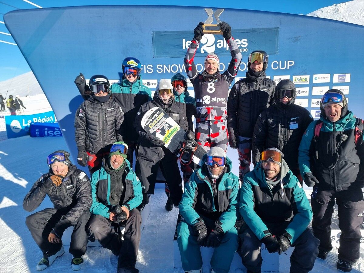 Die große Freude über den zweiten Platz bei seinem Comeback-Rennen war Alessandro Hämmerle bei der Siegerehrung klar anzusehen.snowboard Austria