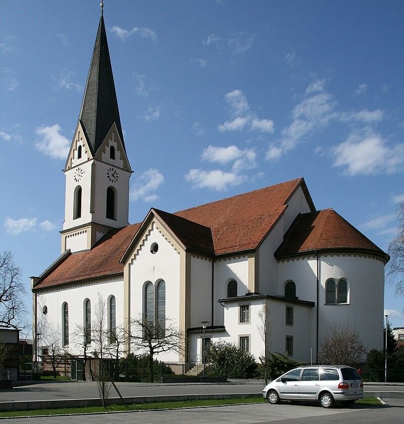 Die heutige Pfarrkirche hl. Georg wurde nach Plänen von Josef Anton Albrich und Alois Hagen erbaut. 2019 wurden auch die Außenfassade und das Ziegeldach renoviert. Böhringer