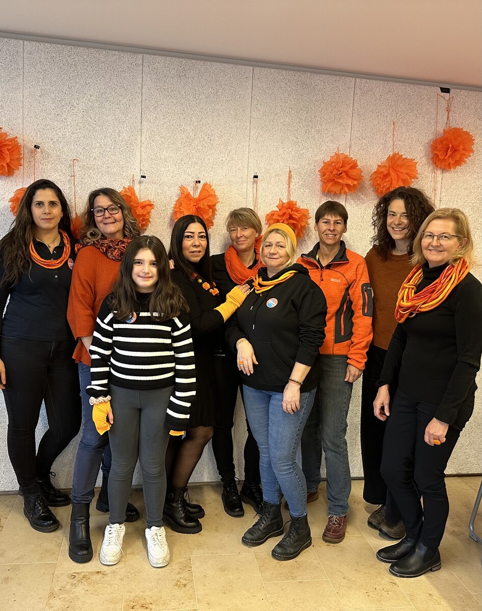 Die Hohenemser „Frauen-Kreativwerkstatt“ engagiert sich in der Kampagne „Orange the world“ gegen Gewalt an Frauen.Stadt Hohenems
