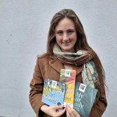 Ein großer Engel vor und hinter der Bühne