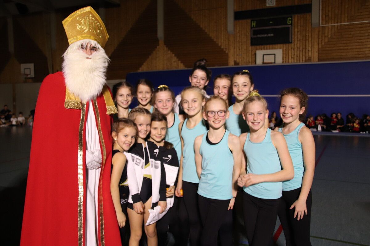 Die Kinder freuten sich über den Besuch des heiligen Nikolaus. nam (2)