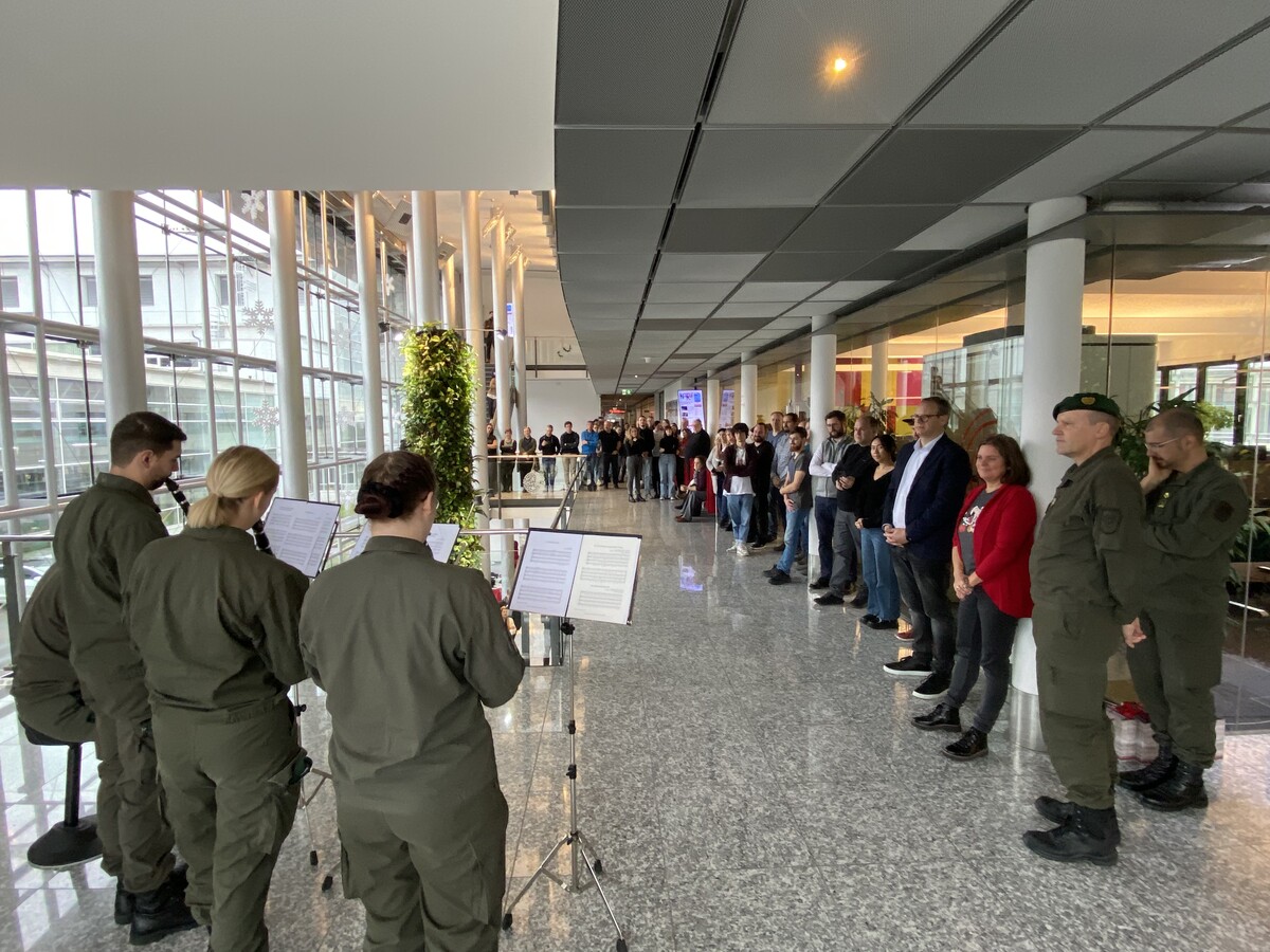 Die Militärmusik Vorarlberg sorgt für weihnachtliche Klänge bei Russmedia. VN/RAUCH
