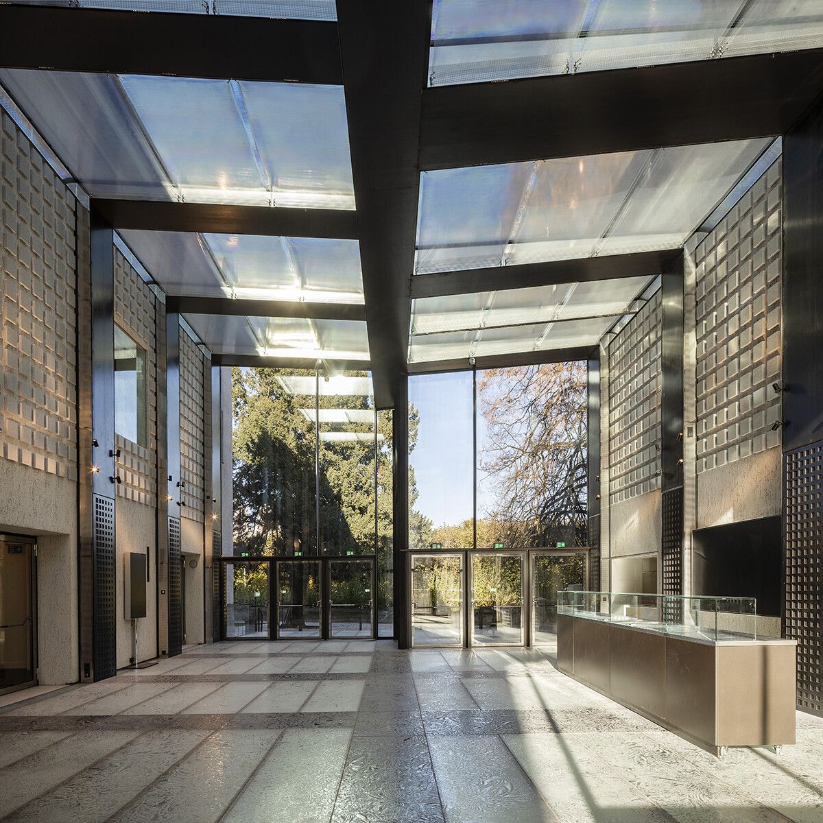 Die „Mozarteum Foyers“ in Salzburg erhielten für die beispielhafte Revitalisierung und Modernisierung einer Kulturinstitution den österreichischen Staatspreis Architektur 2023 in der Kategorie Dienstleistung. Das Strukturglas für den Fußboden lieferte das Bregenzer Familienunternehmen Glas Marte. Fa/Phelbs