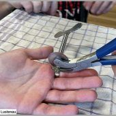 Feuerwehr entfernte Ring von ­geschwollenem Zeigefinger