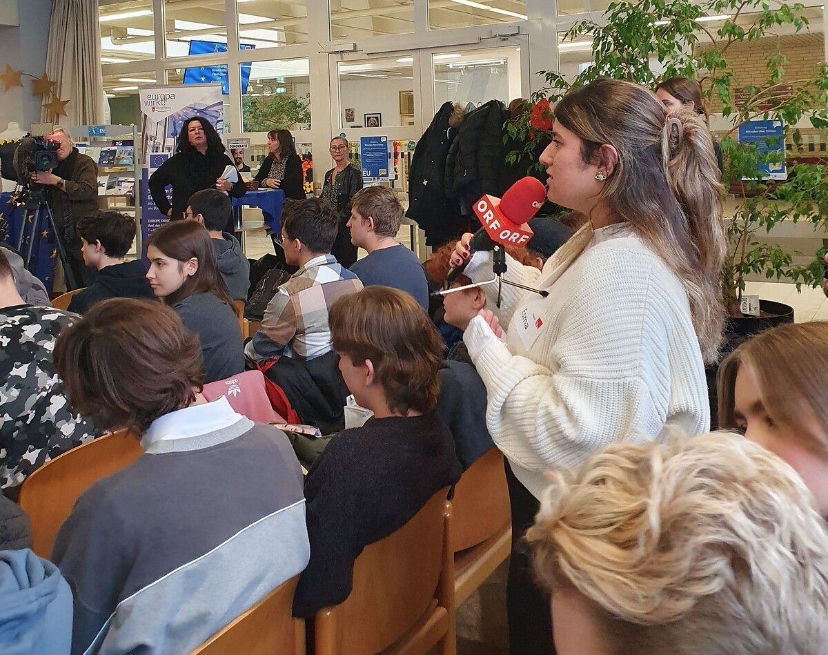 Die Schülerinnen und Schüler stellten eifrig Fragen und diskutierten mit den EU-Mandataren Othmar Karas und Claudia Gamon.