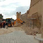 Historische Mauer  fiel auf Bauarbeiter