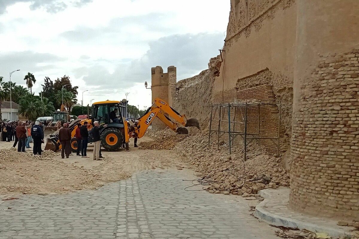 Die Stadtmauer der 670 gegründeten Stadt stürzte teilweise ein. AFP