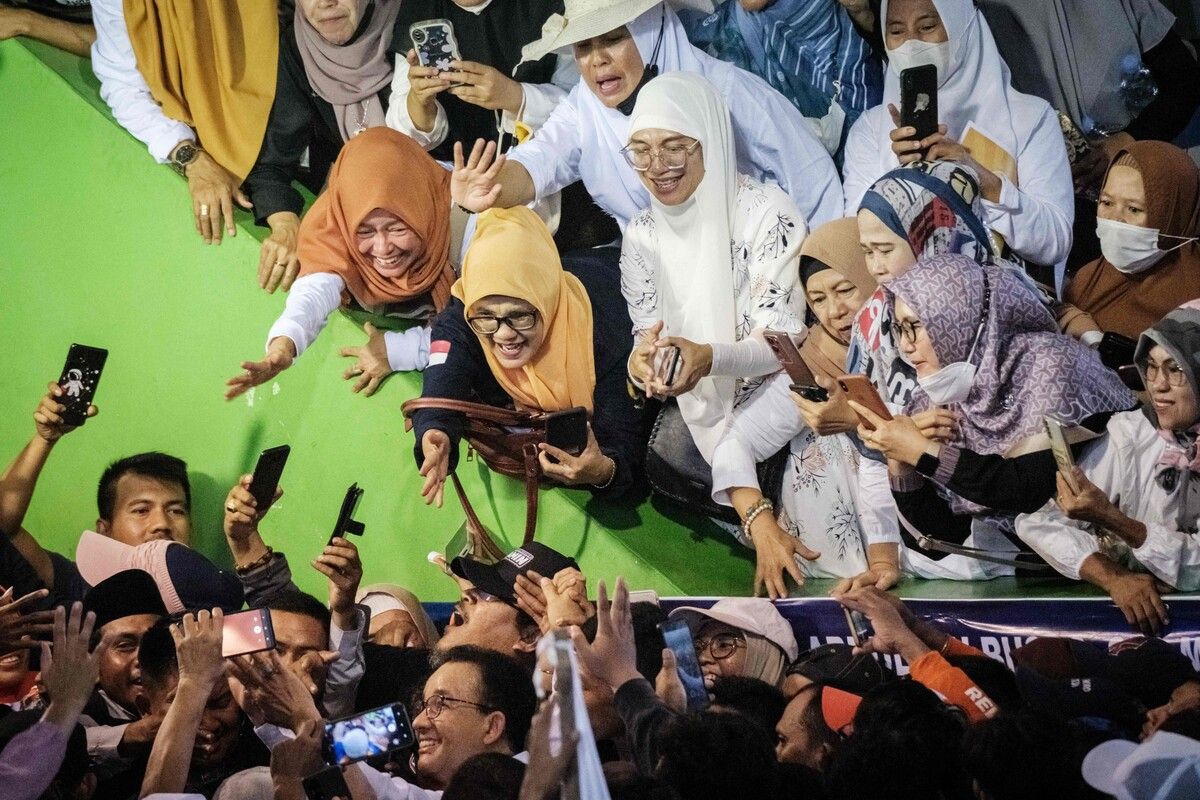 Die Unterstützer des indonesischen Präsidentschaftskandidaten Anies Baswedan jubeln auf seiner Wahlkampfveranstaltung in Serang, in der Nähe von Jakarta. AFP