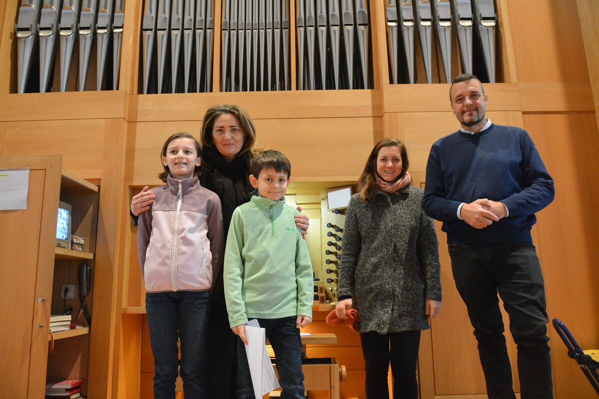 Die vier Orgelmusikschüler Emilia Platter, Konstantin Wörndl, Johanna Längle und Helmut Profanter (v.l.) gestalteten mit Klavierlehrerin Cristina Mingarelli (2.v.l.) den Gottesdienst. bvs (2)