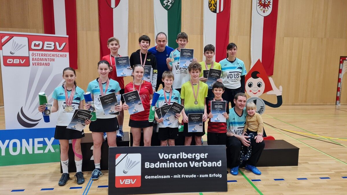 Die Vorarlberger Medaillengewinner bei der österreichischen Schülermeisterschaft in Egg mit den Landestrainern Manfred Ernst (Bildmitte hinten), Oliwia Zimniewska (hinten rechts) und Ben Caldwell (vorne rechts).Veranstalter
