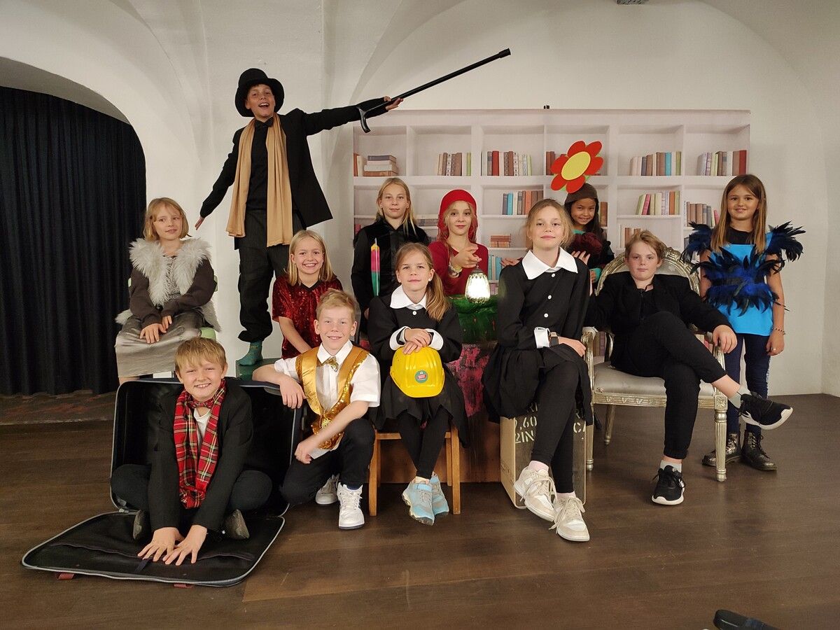 Die Weihnachtswichtelwunderblumenknollengeschichte wird von zwölf Kindern präsentiert. Saumarkt