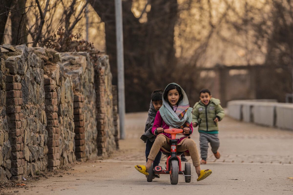 Diese Kinder genießen ihre Freizeit trotz kalter Tage in der Millionenstadt Srinagar im indisch kontrollierten Teil Kaschmirs. AP