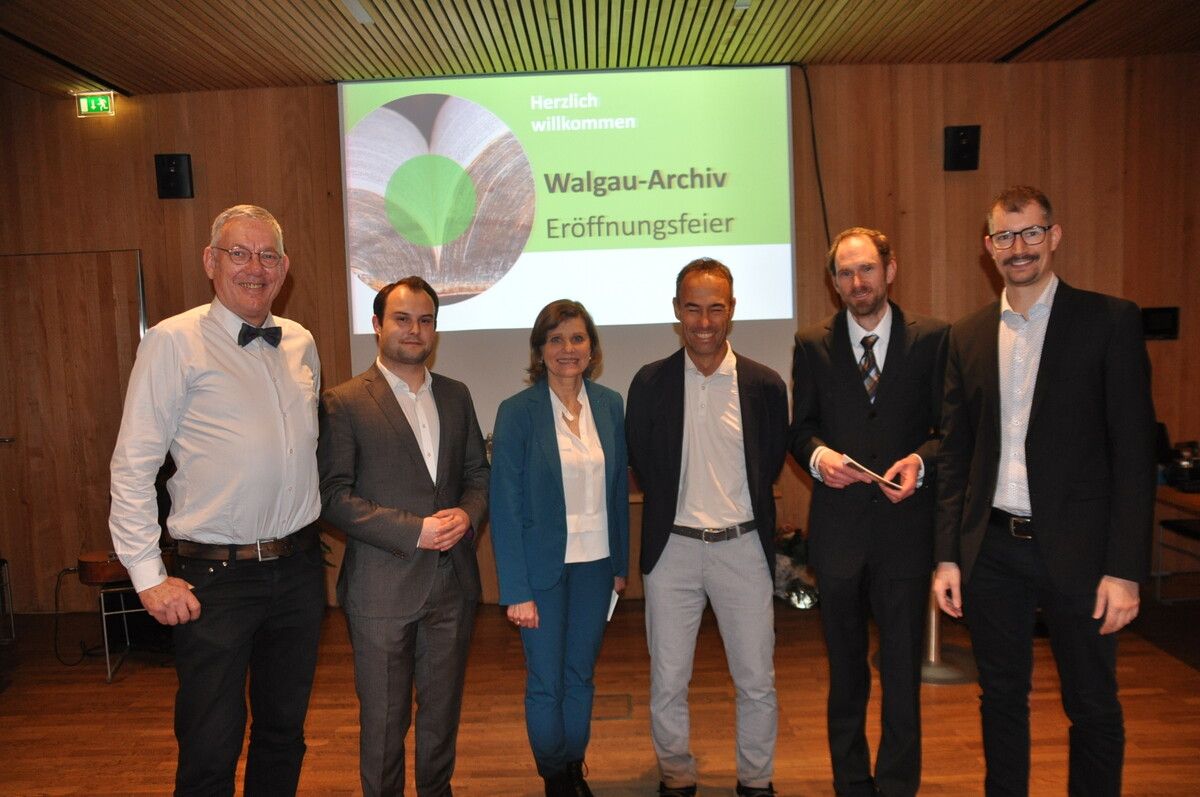 Dieter Petras, Julian Bitsche, Landesstatthalterin Barbara Schöbi-Fink, Bgm. Wolfgang Lässer, Abraham Hartmann und Stefan Stachniß bei der Eröffnung des Walgau-Archivs.