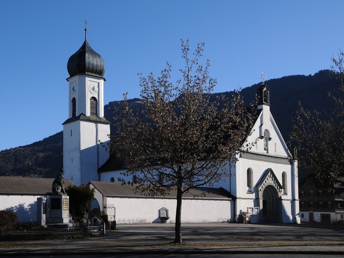 Direkt an der Bahnstrecke des früheren Wälderbähnle steht die Pfarrkirche Heiliger Petrus und Heiliger Paulus. Ihr heutiges Aussehen erhielt die Pfarrkirche in der ersten Hälfte des 18. Jahrhunderts. Dabei wurden der Sockel des Kirchturms und einige Mauerreste in das neue Bauwerk einbezogen.Böhringer