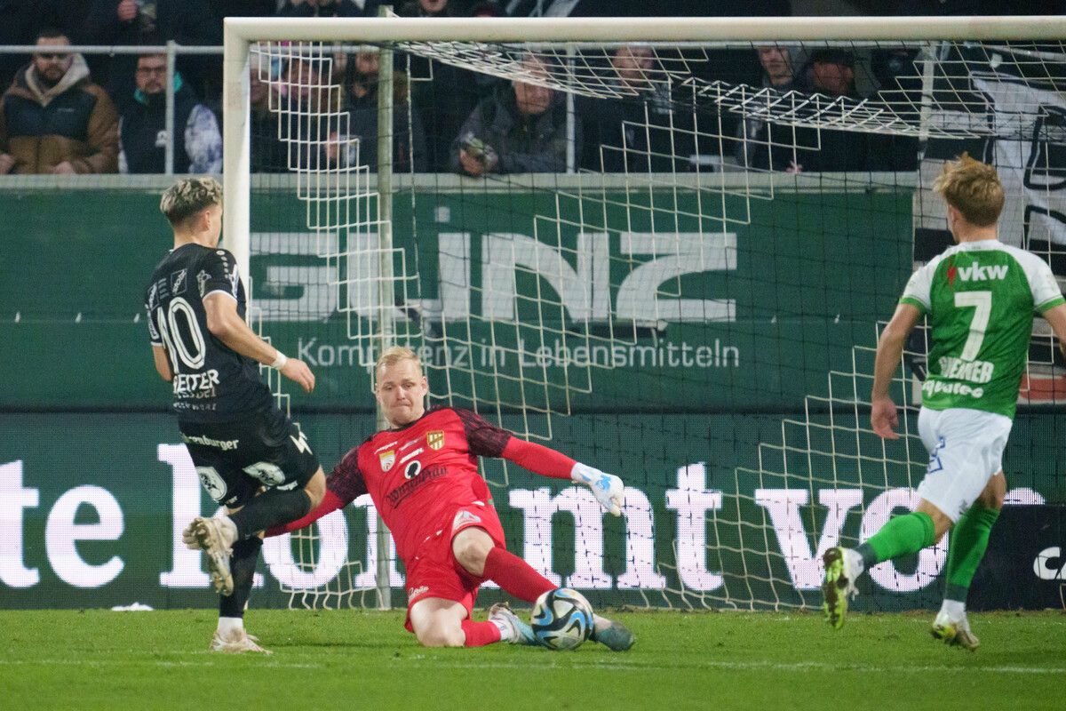Dominik Reiter scheitert an Austrias Bestem, Torhüter Domenik Schierl. Doch am Ende wurde der Lustenauer Schlussmann von seinen Vorderleuten zu oft im Stich gelassen.gepa
