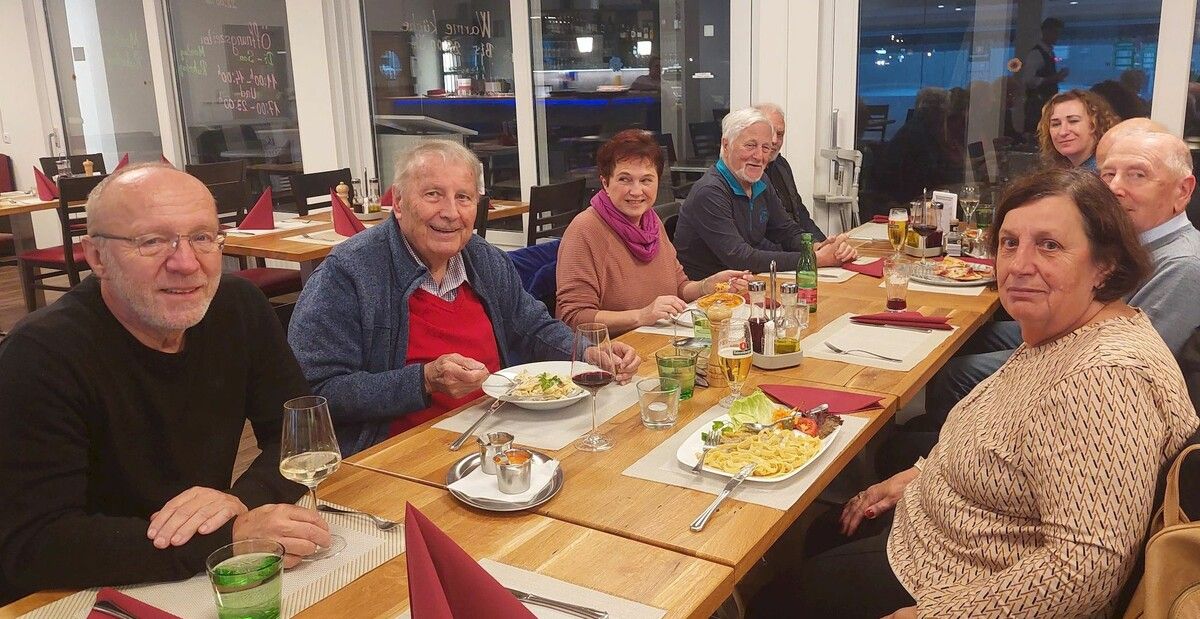 Ehrenmitglieder beim Hock (v.l.): Ehrenpräsidenten Walter Joschika und Werner Ströhle, Betreuerin, Ernst Mayer, Anton Seewald, Betreuerin, Armin Hug und Rita Fontanari.Sparkasse Sportgemeinschaft Götzis