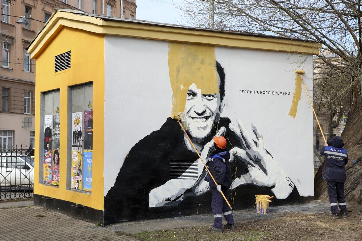 Ein Bild aus dem Archiv: Im April 2021 übermalten Gemeindebedienstete ein Graffiti des russischen Oppositionsführers Nawalny.