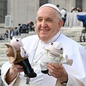 Papst gibt seine Geschenke her