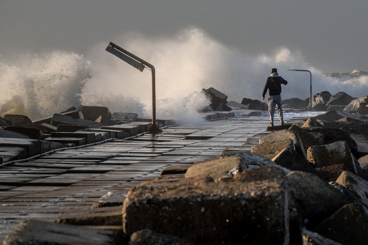 Ein Mann kämpft im Hafen von Thorsminde an der Westküste Jütlands in Dänemark mit dem Wind. Meteorologen prognostizieren gefährliche Überschwemmungen, wenn der Sturm Pia Dänemark erreicht. AFP