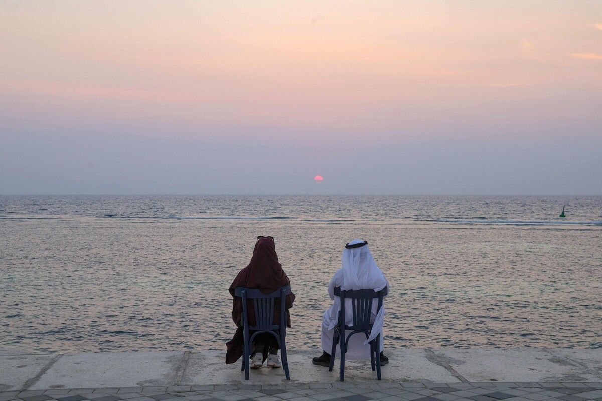 Ein Paar sitzt während des Sonnenuntergangs im saudi-arabischen Ferienort Jeddah am Roten Meer. AFP