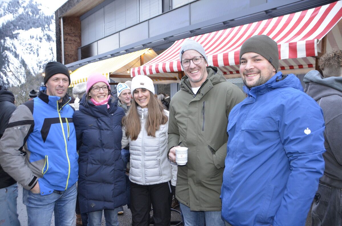 Ein Treffpunkt für die Einheimischen war der Waldner Weihnachtsmarkt.dob