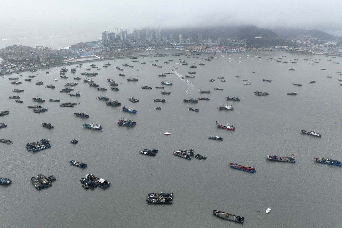 Eine Luftaufnahme zeigt Fischerboote, die im Hafen von Lianyungang in der östlichen Provinz Jiangsu in China festgemacht haben. AFP