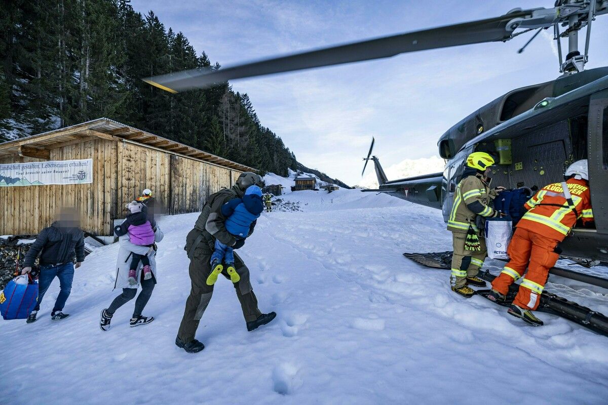 Einsatzkräfte bei einem Evakuierungsflug am Mittwoch.  APA/BUNDESHEER/ARNO MELICHAREK