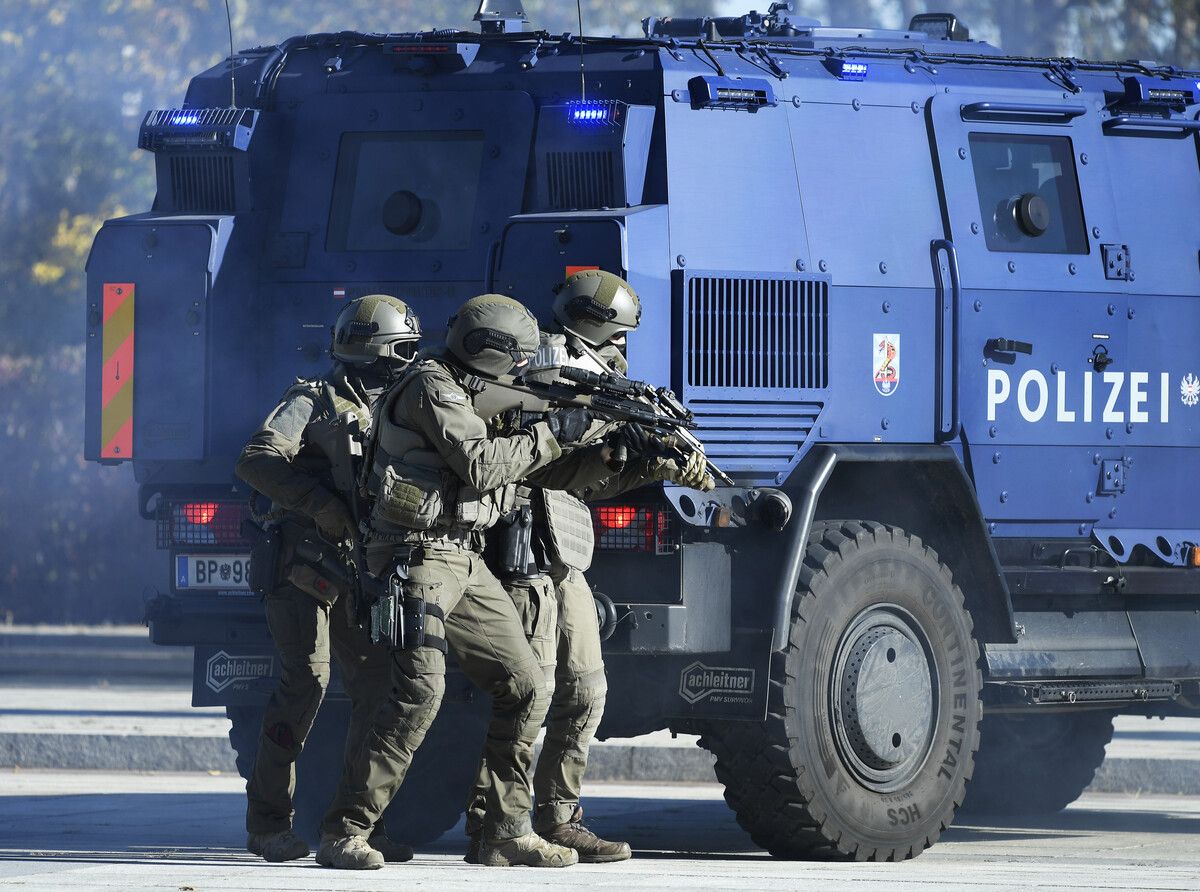 Einsatzkräfte werden für Anti-Terror-Einsätze von Regierungschef Nehammer gelobt. APA