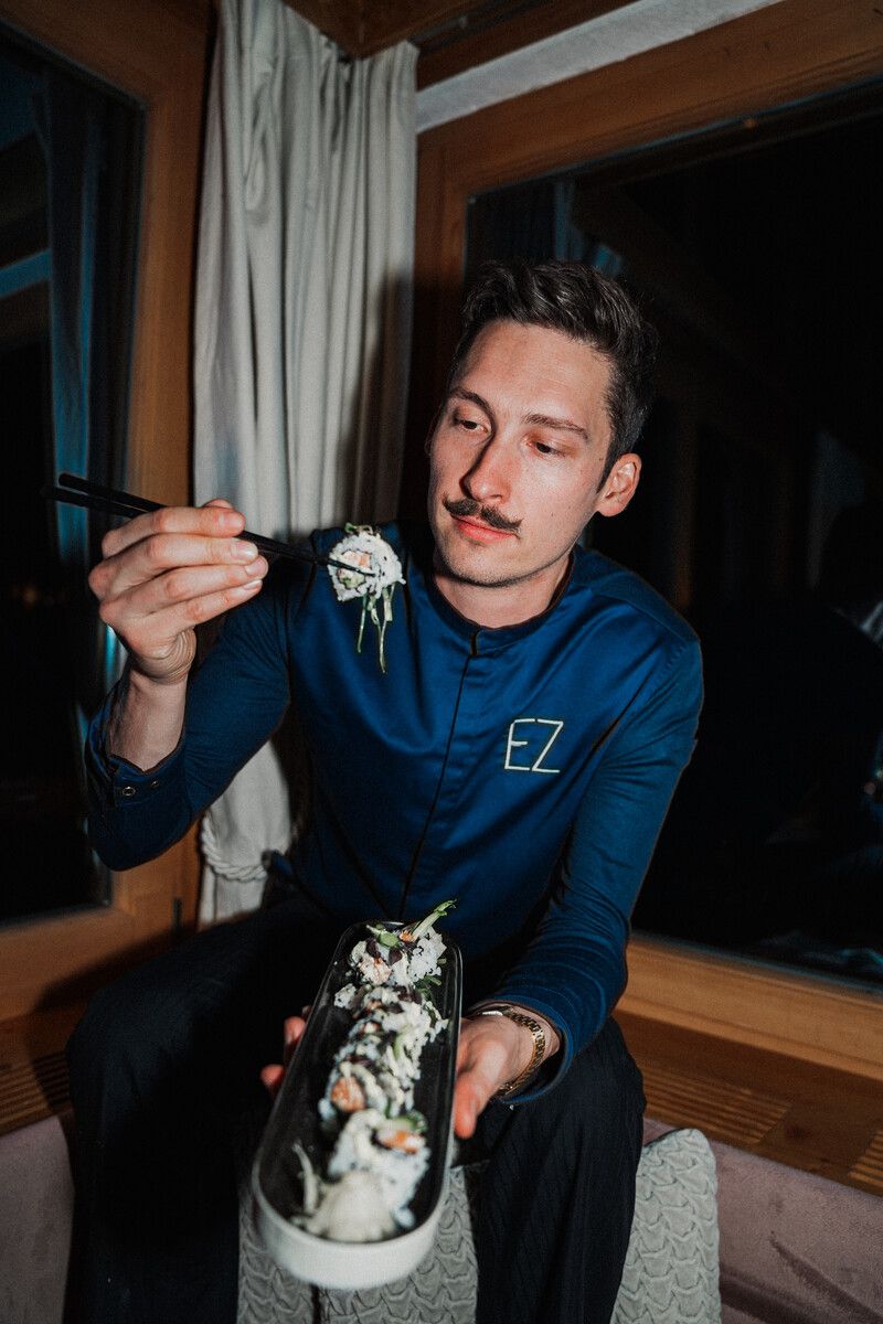 Emanuel Ganahl bietet in seinem Esszimmer im Hotel Alpenrose auch die beliebten Muntafuner Sushikreationen an.Robin Mayer