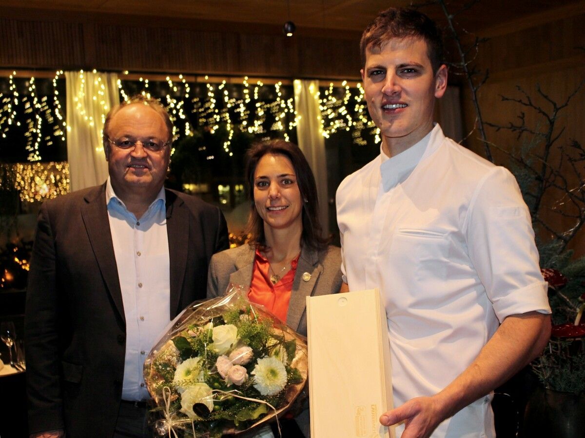 Erleichtert stellte sich Bürgermeister Elmar Rhomberg mit Blumen, einem Begrüßungsgeschenk und den besten Wünschen für eine erfolgreiche Zeit im Johann ein.