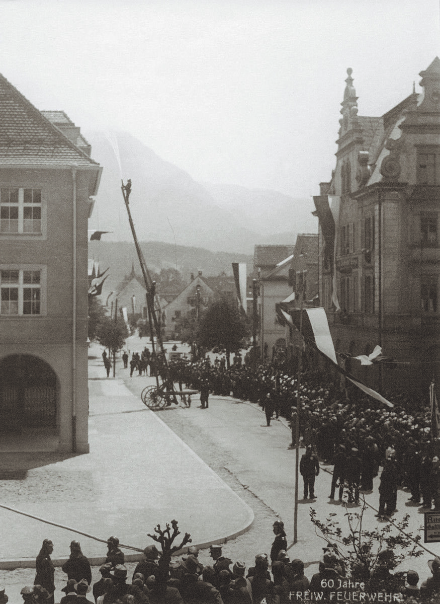 Feuerwehrübung 1929 in Bludenz auf der Bundesstraße zwischen neu errichtetem Amtsgebäude und Schmidt-Haus.