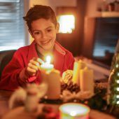 Es ist Adventzeit: Die erste Kerze brennt schon. »A6