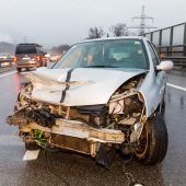 Auto  schleuderte