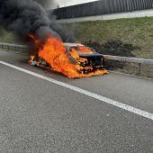 Pkw in Vollbrand